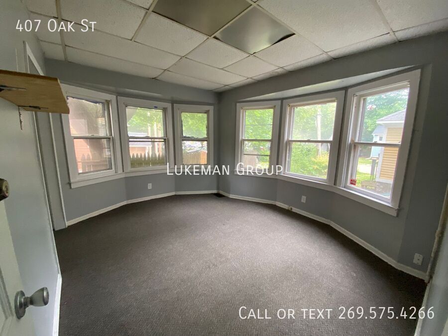 Primary Photo - 407 Oak St