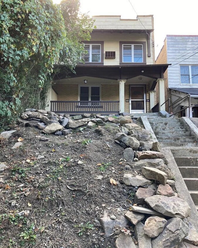 Foto principal - 5850 Douglas St