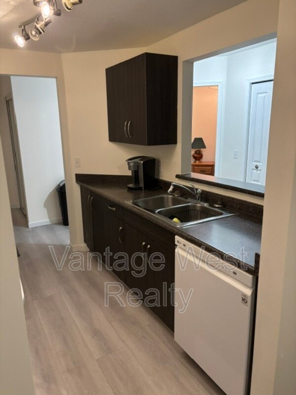 Photo du bâtiment - 727-727 Houghton Rd