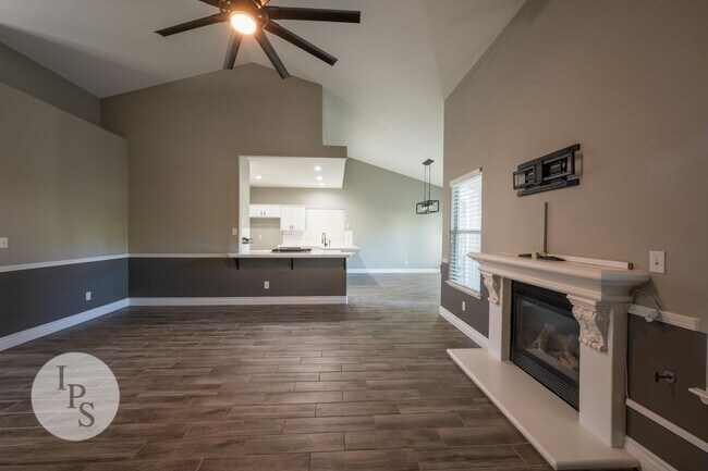 Foto del edificio - North West Fresno Modern/Updated Home, 3BR/2BA, Built 2004 - Lots of Amenities!