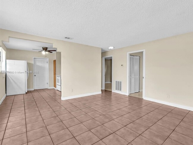 Building Photo - 5611 SW 37th St
