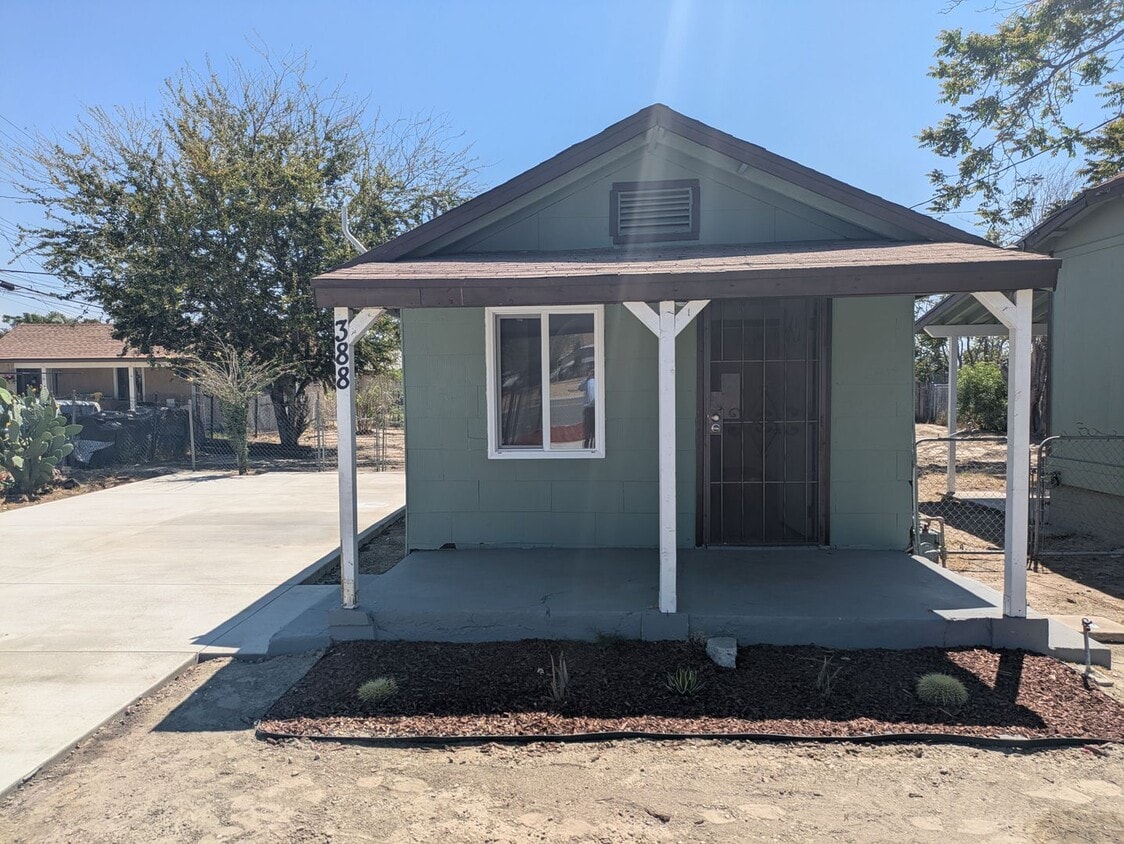 Foto principal - Cozy 1-Bed Home – Fenced Yard, Washer Hook...