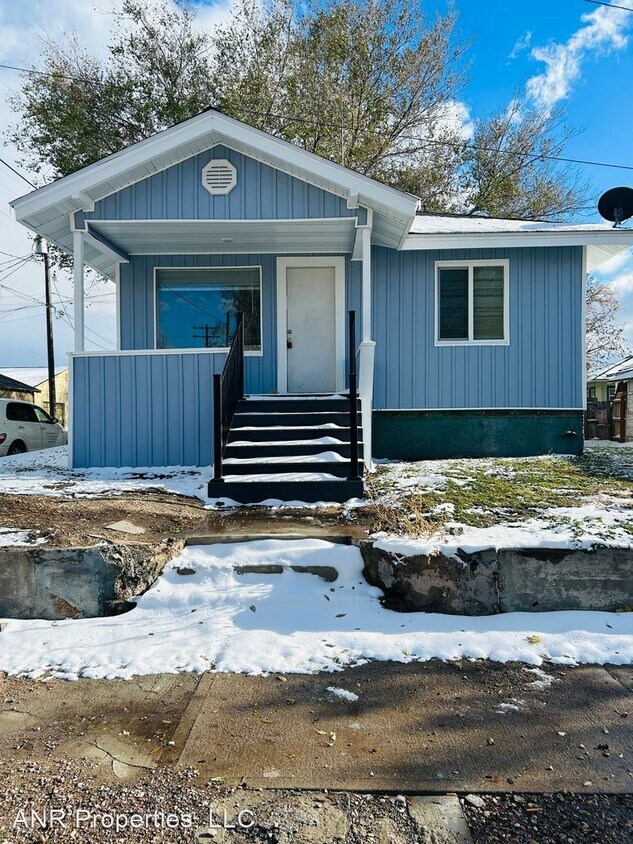 Primary Photo - 4 br, 1 bath House - 333 W Carson