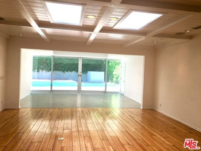 Building Photo - 4031 Hollyline Ave