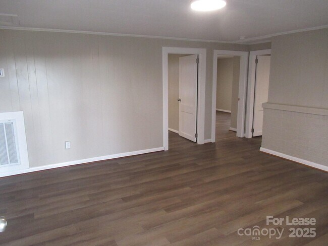 Foto del edificio - 7510 Palm Tree Church Rd