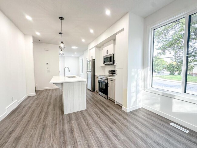 Building Photo - 3.0 bedroom in Calgary Alberta T2M 2H1