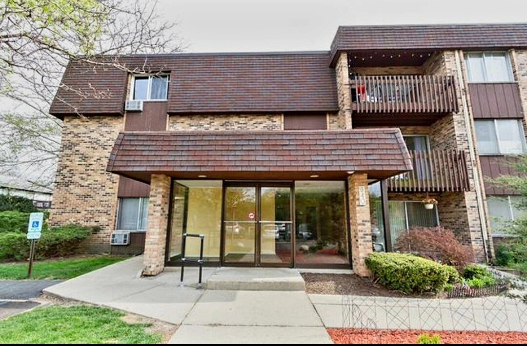 Foto principal - 940 E Old Willow Rd