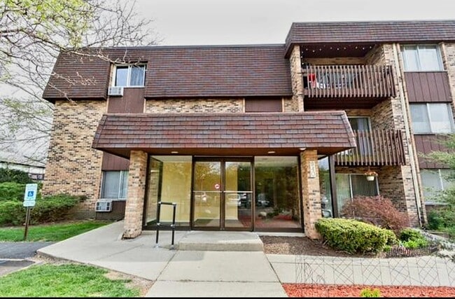 Building Photo - 940 E Old Willow Rd