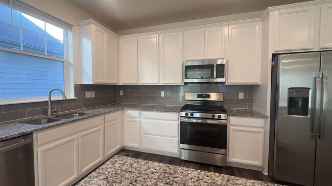 Foto del edificio - Great House In Fort Collins.  FALL LEASE SPECIAL! - $1000 off your 1st months rent!