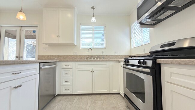 Foto del edificio - Spacious 4-Bedroom + Bonus Room Home with ...