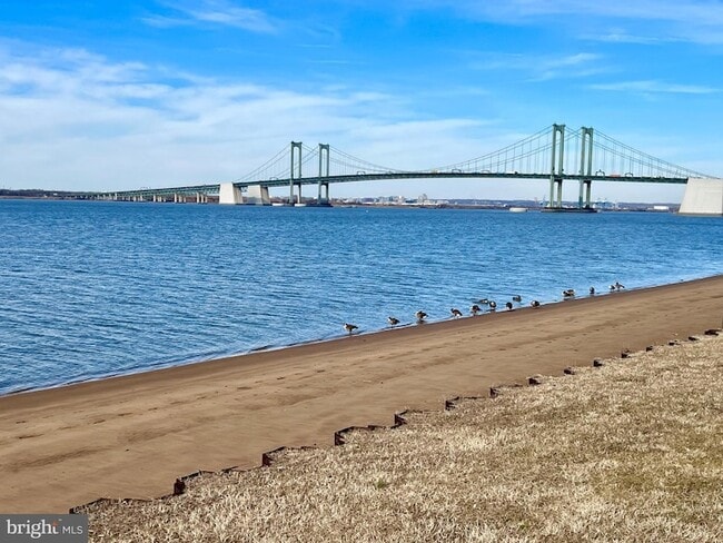 Building Photo - 289 N River Dr