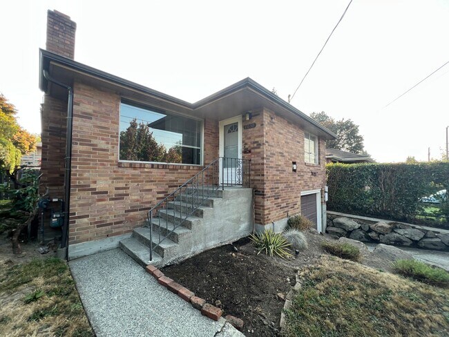 Foto del edificio - Classic 4 Bed Brick Home in Ravenna