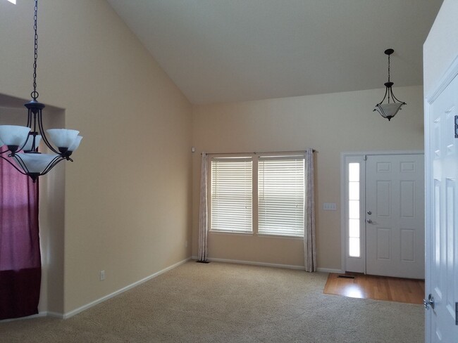 Building Photo - Tollgate Crossing 2 Story with 6 Bedrooms ...