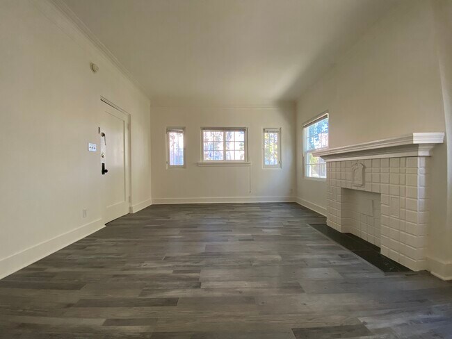 Building Photo - 133 S St Andrews Plz