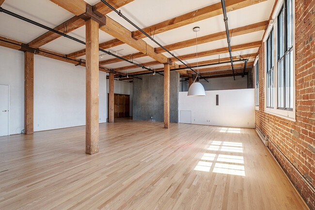 Building Photo - 461 2nd St