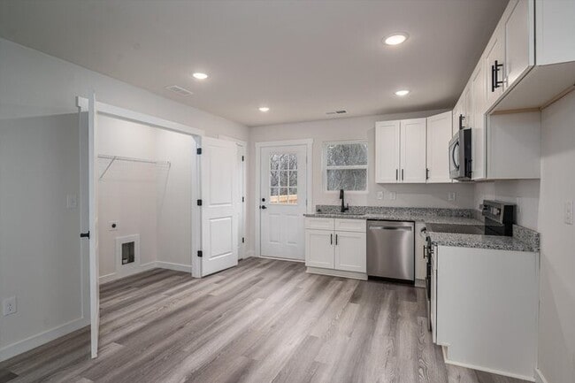 Building Photo - Luxury 3BR Townhome in Hickory – $500 Off ...