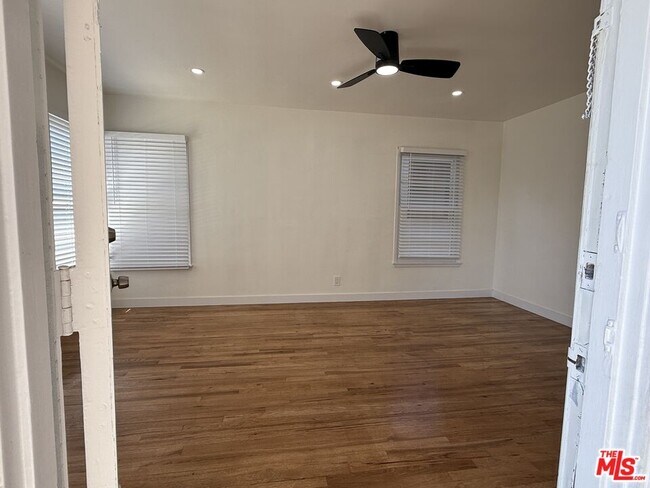 Foto del edificio - 2618 S Barrington Ave