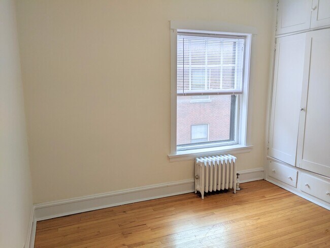 Building Photo - 727 Hinman Ave