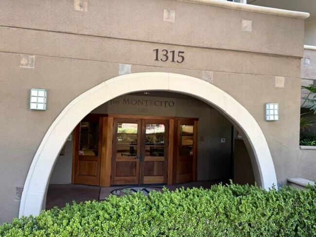 Foto del edificio - Beautiful 1 bedroom, 1 bath condo downtown Walnut Creek.  In-unit washer & dryer!