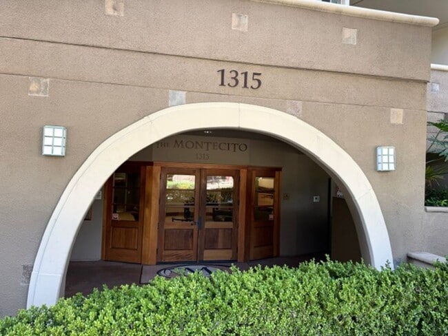 Building Photo - Beautiful 1 bedroom, 1 bath condo downtown Walnut Creek.  In-unit washer & dryer!