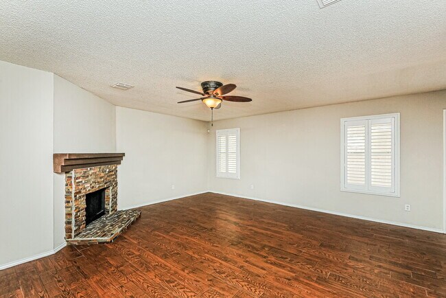 Foto del edificio - 8705 Stonebriar Ln