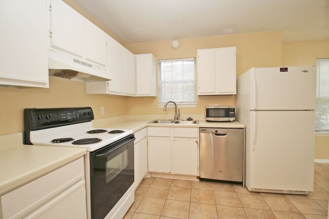 Building Photo - Available July 11th – Charming 3 Bed / 2 B...