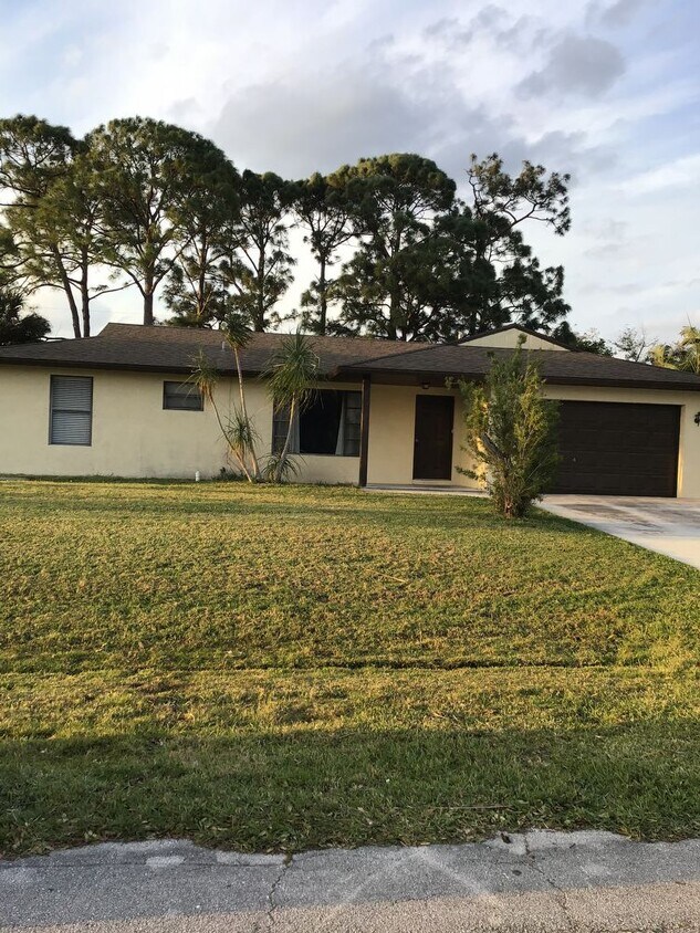 Primary Photo - Spacious Home near the Crosstown Parkway