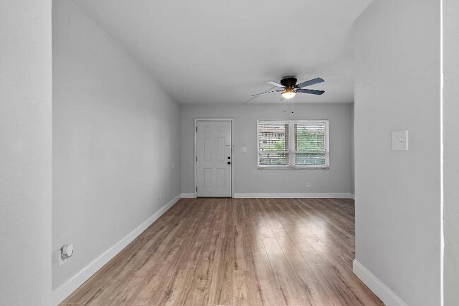 Foto del edificio - 8850 Blind Pass Rd