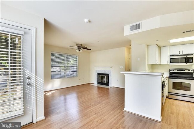Building Photo - 925 Hillside Lake Terrace