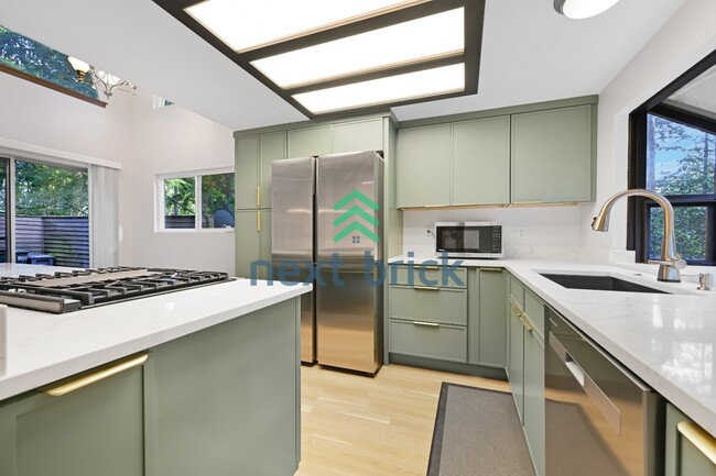 Building Photo - Lake Sammamish View Home with Spacious Decks in Prime Bellevue Location