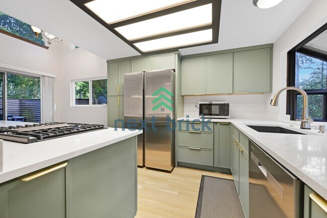 Foto del edificio - Lake Sammamish View Home with Spacious Decks in Prime Bellevue Location