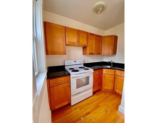 Building Photo - 183 Methuen St