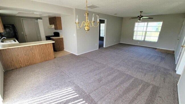 Foto del edificio - 985 Hickory Ct