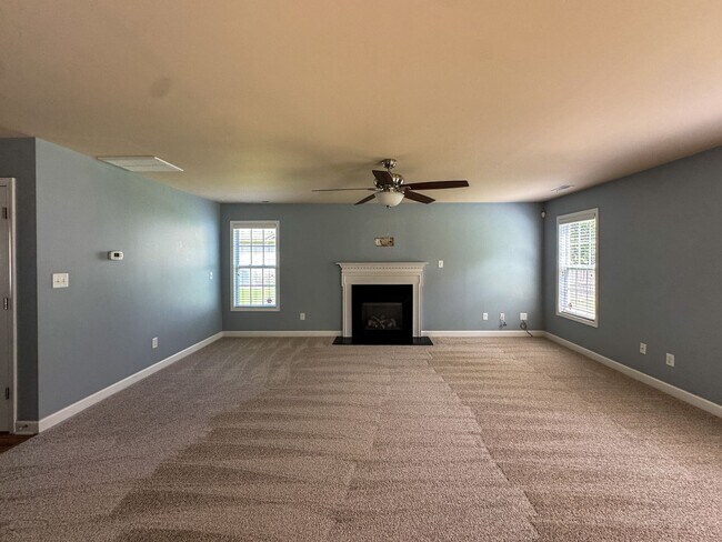 Building Photo - Beautifully Maintained 3 Bed 2.5 Bath West Gate Home