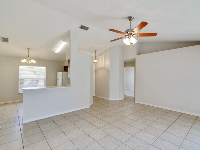Foto del edificio - 918 Palm Forest Ln