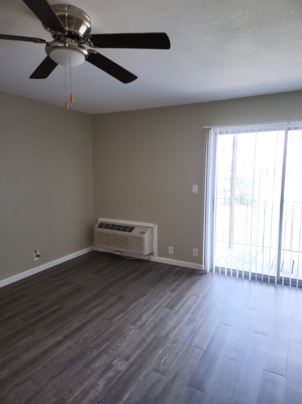 Building Photo - 734 N Country Acres Ave