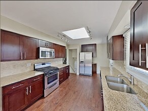 Building Photo - 8840 Hickory Dr