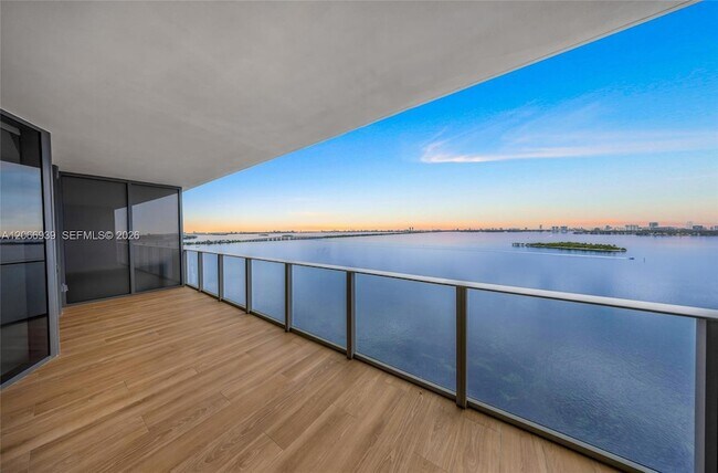 Foto del edificio - 700 NE 24th St
