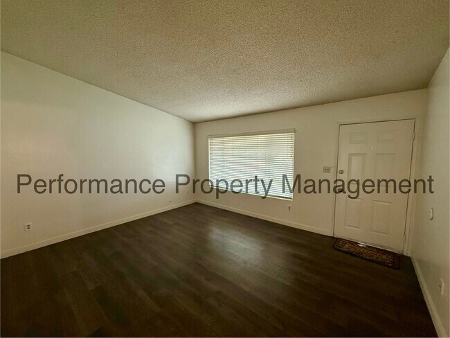 Foto del edificio - Charming 3 Bed/2 Bath SW Bakersfield Home w/ RBP & $0 Deposit Option