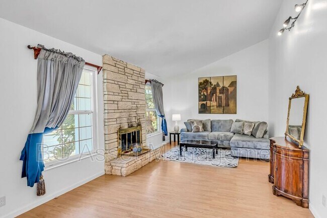 Building Photo - 2671 Simas Ave