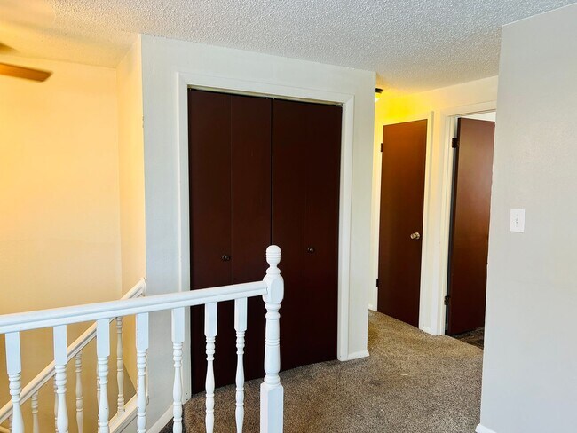 Foto del edificio - Half of a Duplex Available - 4 Bedroom 2 Bathroom in Lakewood
