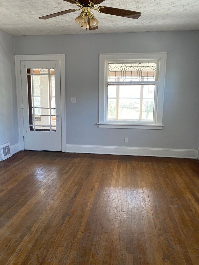 Building Photo - 2 Bedroom Duplex in Cleveland