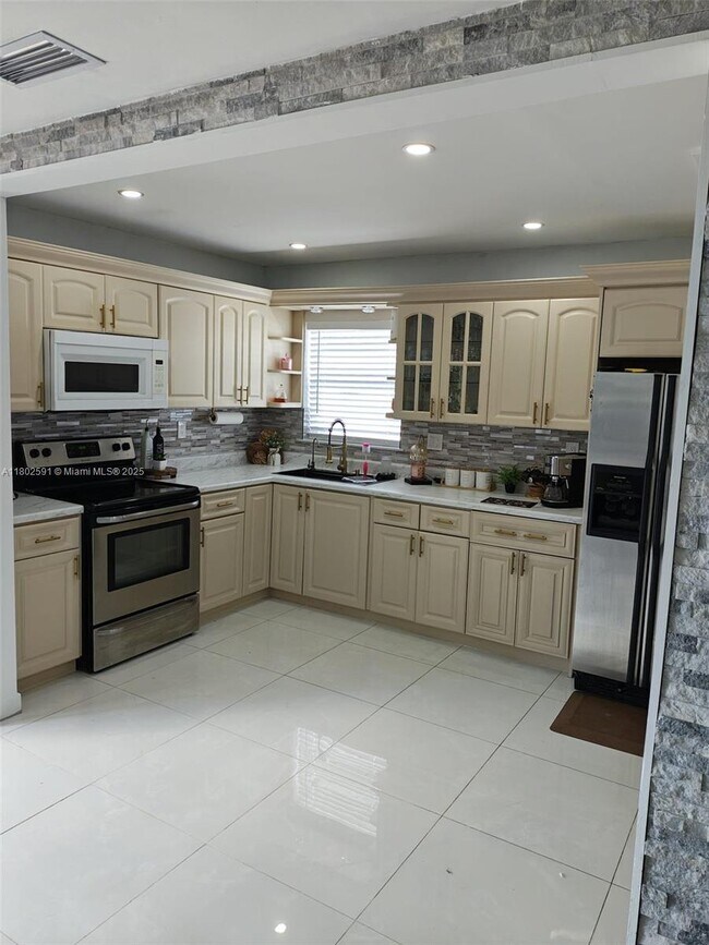 Foto del edificio - 3404 NW 181st St