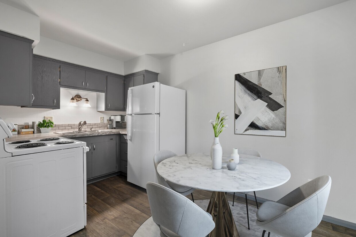 Foto principal - First floor 2 bedroom unit available now.