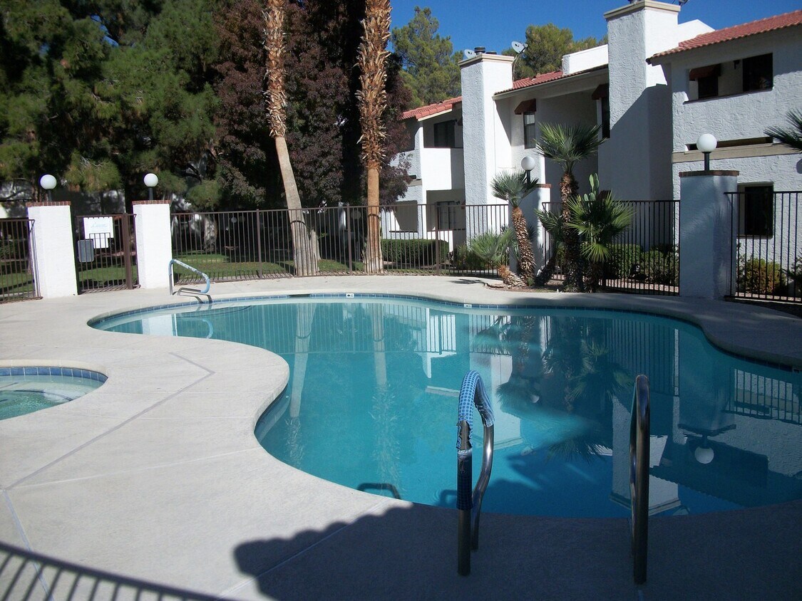 Building Photo - Modern Amenities. Urban Location. Sophisticated Style.