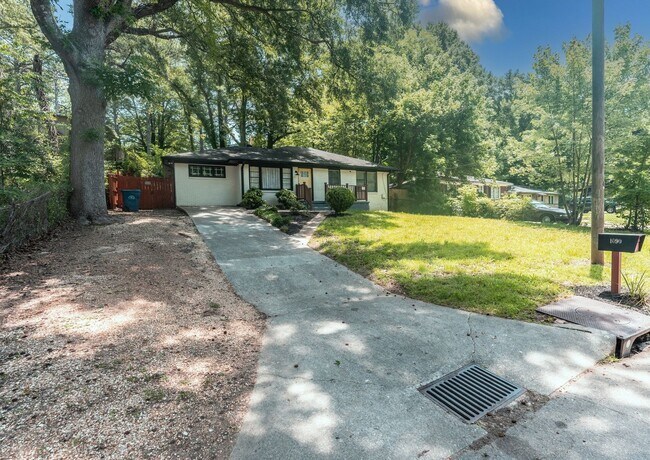 Building Photo - 1090 Indale Pl SW
