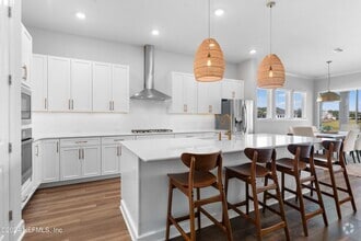 Building Photo - 10682 Aventura Dr