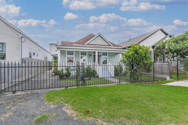 Building Photo - 213 N Hutcheson St