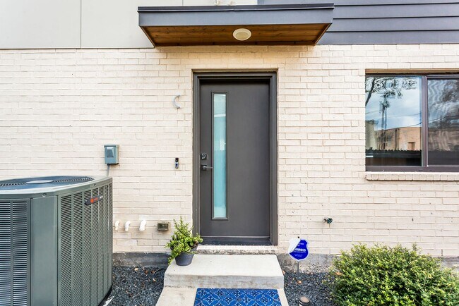 Building Photo - Modern 2 bed, 2.1 Bath townhome, walking d...