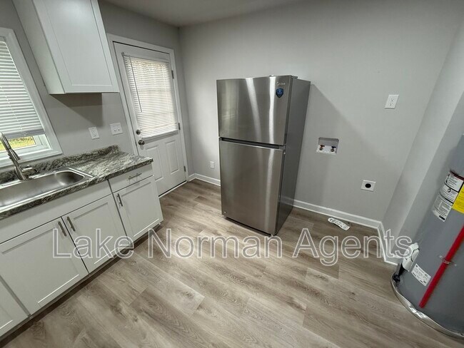 Building Photo - 705 N Main St